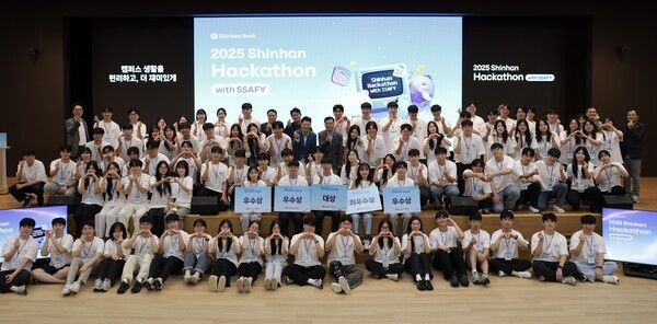 지난 8월 29일부터 31일까지 경기도 용인시 소재 신한은행 연수원 ‘블루캠퍼스’에서 진행된 ‘2025 신한 해커톤 with SSAFY’에서 윤준호 신한은행 Tech그룹장(세번째 줄 가운데, 회색 정장 및 안경 착용), 최혁재 신한은행 디지털이노베이션그룹장(맨 뒷줄 왼쪽 첫번째), 대회관계자들 및 참가자들이 기념촬영하는 모습. 신한은행 제공 [뉴스락]