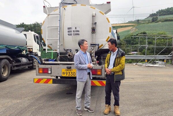 이상용 대아청과 대표가 직접 현장을 방문해 강릉 안반데기마을 관계자와 현지 실태를 살폈다. (사진 왼쪽 이상용 대아청과 대표). 사진=호반그룹 [뉴스락]