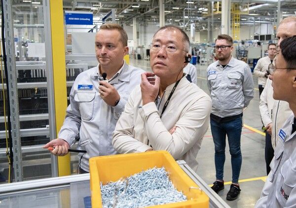 정의선 회장이 현대차 체코공장 내에 위치한 현대모비스 배터리시스템(BSA) 공장에서 현지 직원과 이야기를 나누고 있다. 현대차 제공 [뉴스락]