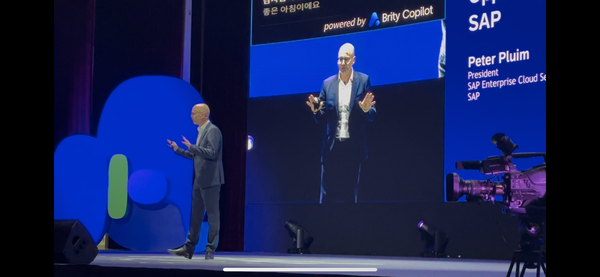 피터 플루임 SAP 엔터프라이즈 클라우드 서비스 총괄이 삼성SDS와의 협력 성과에 대해 설명하고 있다. 사진=김도연 기자 [뉴스락]