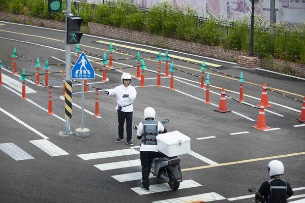 우아한형제들이 배달 종사자의 안전 확보와 사회적 책임 실현을 위해 설립된 업계 유일의 이륜차 안전·배달 서비스 교육기관&nbsp;'배민라이더스쿨'에 2025년 상반기까지 누적&nbsp;21364명의 라이더들이 참여했다.&nbsp;우아한형제들 제공 [뉴스락]