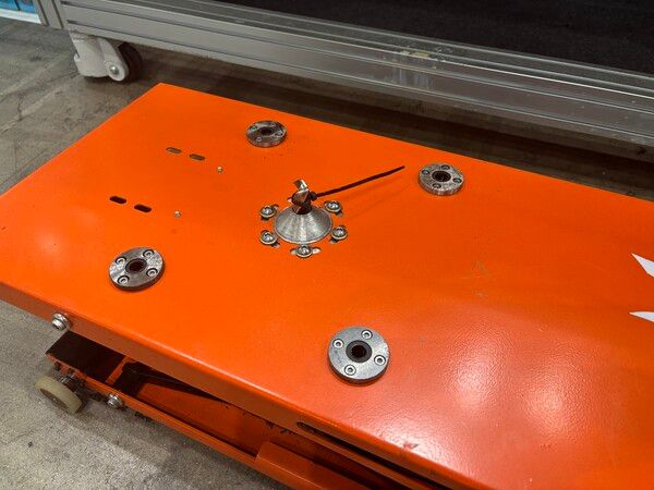 지이브이알의 전기차 화재 진압 시스템인 'EV-GUARD L'이다. 해당 기기 아래 4륜의 바퀴가 달려있으며, 이는 원격으로 조종할 수 있다. 차체 하부로 들어가 배터리 팩에 구멍을 뚫고 그 안에 소화액을 분사해 화재 확산을 막는. 사진=김도연 기자 [뉴스락]