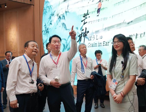 오사카·간사이 엑스포 참관단 파견:&nbsp;최태원 대한상의 회장등 대한상의 파견단이 엑스포를 참관하고 있다. 대한상의 제공 [뉴스락]