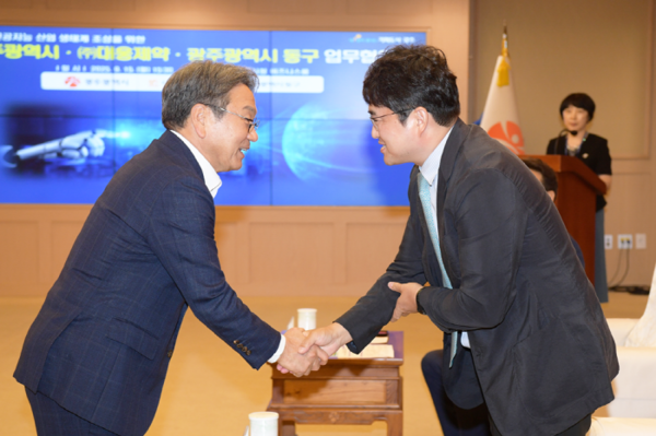 대웅제약이 광주광역시 및 광주광역시 동구와 함께 인공지능(AI)과 디지털 헬스케어가 융합된 산업 생태계를 활성화하기&nbsp;위한 전략적 협력에 나섰다. 대웅제약 제공 [뉴스락]