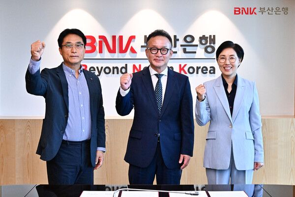 BNK부산은행(은행장 방성빈)은&nbsp;17일(수)&nbsp;오전,&nbsp;본점에서 금융감독원 부산울산지원,&nbsp;부평깡통시장 상인회와 함께 ‘장금이 溫(온)&nbsp;앤 溫(온)&nbsp;결연’ 업무협약을 체결했다.(사진 오른쪽부터&nbsp;BNK부산은행 문정원 금융소비자보호 총괄책임자(CCO),&nbsp;금융감독원 부산울산지원 이호진 지원장,&nbsp;부평깡통시장 박이현 상인회회장). BNK부산은행 제공 [뉴스락]
