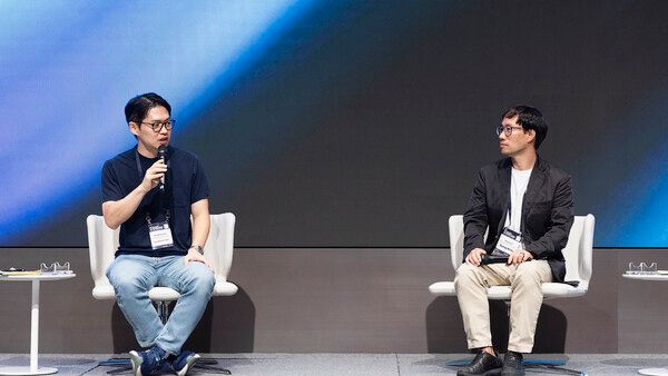 최성환 SK네트웍스 사업총괄 사장과 업스테이지 김성훈 대표가 ‘소버린 AI의 미래’를 주제로 대담을 진행하는 모습. 사진 SK네트웍스 [뉴스락]