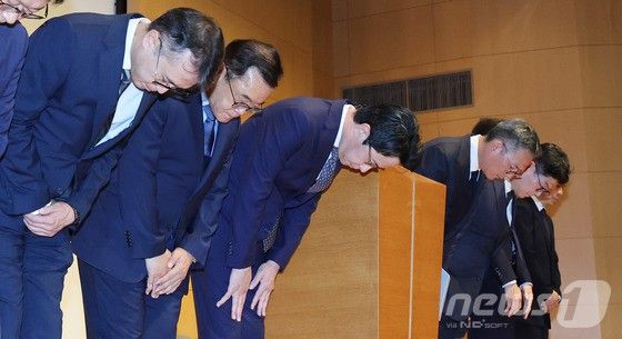 조좌진 롯데카드 대표이사(왼쪽 세 번째)가 18일 서울 중구 부영태평빌딩 컨벤션홀에서 열린 언론 브리핑에서 롯데카드 대규모 해킹 사고 관련 대국민 사과를 하고 있다.