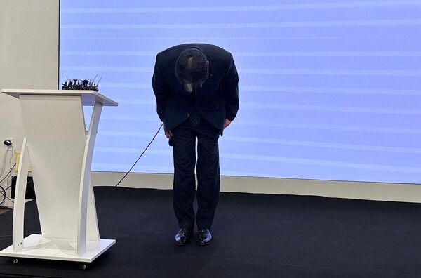 김영철 KT 서비스 프로덕트 본부장이 고개숙여 사과하고 있다. 사진=김도연 기자 [뉴스락]