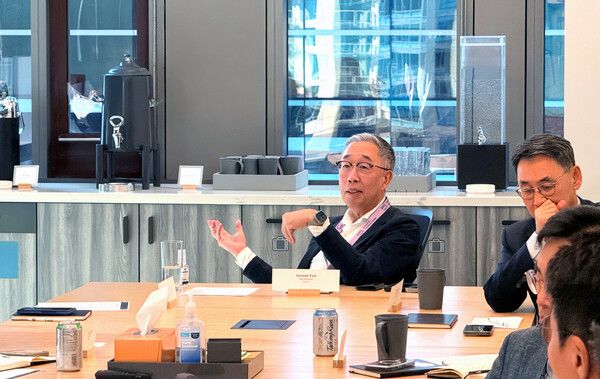 박지원 두산그룹 부회장(사진 가운데)이 현지시각으로&nbsp;22일,&nbsp;미국 시애틀 아마존 본사를 방문해&nbsp;AI&nbsp;기반 경영혁신 사례에 대한 질문을 하고 있다. 두산그룹 제공 [뉴스락]