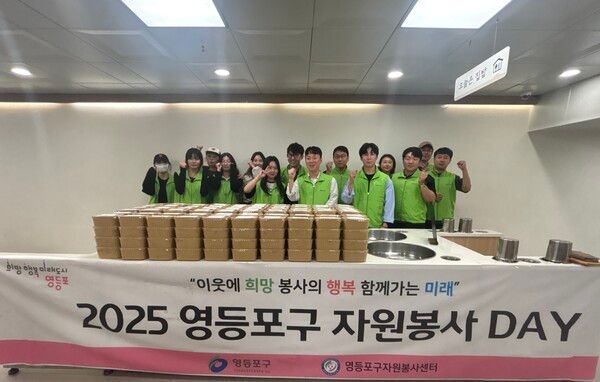 NH농협캐피탈은 20일 서울 영등포구 자원봉사센터에서 NH농협캐피탈 임직원 자율봉사단 '반듯이(e)'가 추석맞이 송편 빚기 봉사활동 후 기념촬영을 하고 있다. NH농협캐피탈 제공 [뉴스락]