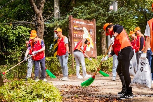 23일 창립 28주년을 맞아 SK브로드밴드 박진효 사장을 비롯한 임직원들이 서울 구로구 개웅산 둘레길 일대에서 봉사활동을 펼쳤다. 사진=SK브로드밴드 [뉴스락]