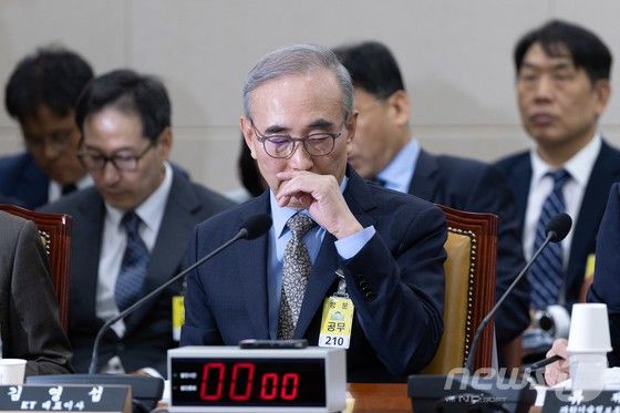 김영섭 KT 대표이사가 24일 서울 여의도 국회 과학기술정보방송통신위원회에서 열린 대규모 해킹사고(통신·금융) 관련 청문회에 출석해 있다.