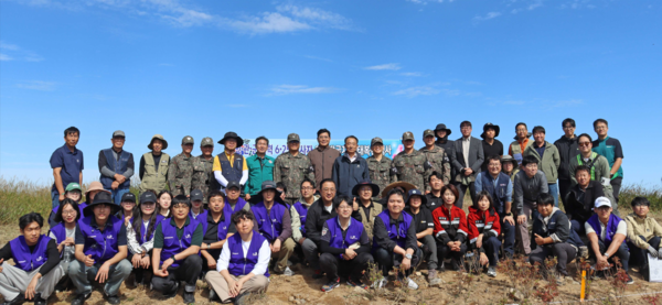 23일 양구군 민통선 내&nbsp;6·25&nbsp;전사자 유해 발굴지에서&nbsp;'DMZ&nbsp;산림 훼손지 복원 행사'에 참여한 효성그룹 임직원과 이건종 효성화학(주)&nbsp;대표,&nbsp;임영석 국립수목원장,&nbsp;남진오 육군 제21사단장,&nbsp;서흥원 영구군수 등 인사들이 기념사진을 찍고 있다. 사진=효성그룹 [뉴스락]