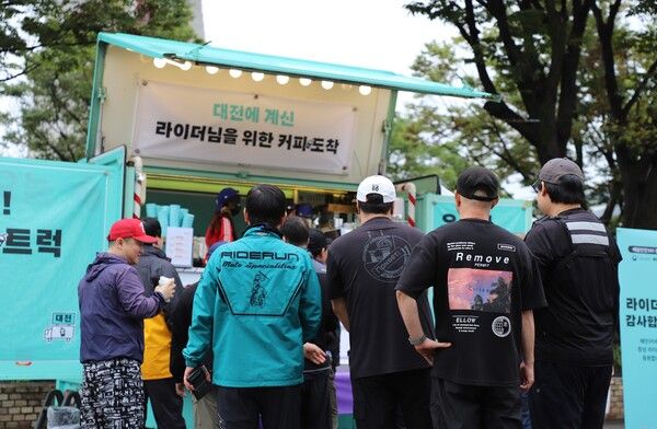 우아한청년들이&nbsp;배달 라이더들의 휴식을 지원하는 '배달안전365 캠페인-전국 방방곡곡! 커피트럭 – 대전편'과 '찾아가는 안전교육'을 진행했다. 우아한청년들 제공 [뉴스락]