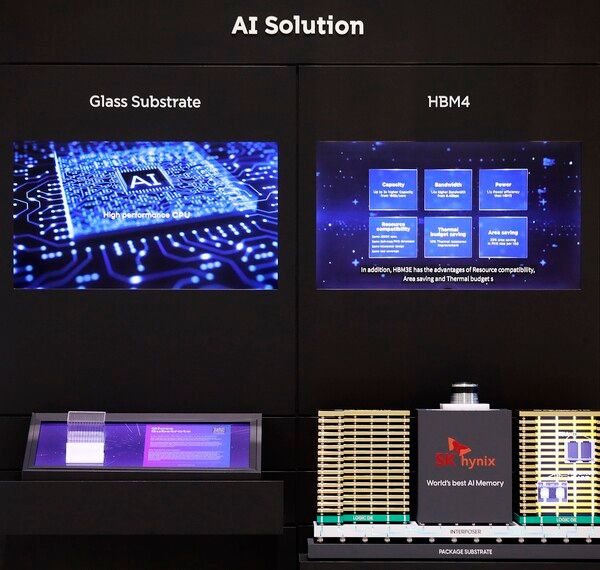 AI&nbsp;데이터센터에 필요한&nbsp;SK그룹&nbsp;AI&nbsp;생태계 핵심 제품&nbsp;SKC ‘유리기판(SKC)’과&nbsp;SK하이닉스&nbsp;‘고대역폭메모리4(HBM4)’ (좌측부터). SK그룹 제공 [뉴스락]