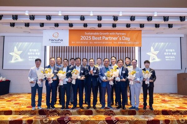 26일&nbsp;부산에서&nbsp;열린&nbsp;'2025&nbsp;베스트&nbsp;파트너스&nbsp;데이'에서&nbsp;손재일&nbsp;한화에어로스페이스&nbsp;대표(첫째줄&nbsp;가운데)와&nbsp;우수&nbsp;협력사로&nbsp;선정된&nbsp;업체&nbsp;대표들이&nbsp;기념&nbsp;사진을&nbsp;찍고&nbsp;있다. 한화에어로스페이스 제공 [뉴스락]
