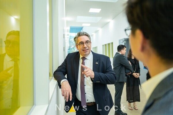 헨켈 송도플랜트를 둘러보고 있는 스테판 루앙호프 정무차관. 헨켈코리아 제공 [뉴스락]