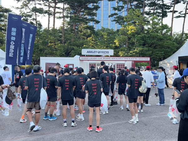 애슐리퀸즈가 지난&nbsp;27일부터&nbsp;28일까지 진행된&nbsp;'뉴발란스&nbsp;2025&nbsp;런 유어 웨이 서울'에 공식 협찬사로 참여해 참가한 러너들에게 도시락 패키지를 제공했다. 애슐리퀸즈 제공 [뉴스락]