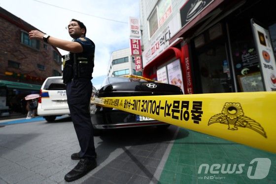 3일 흉기난동 사건이 발생한 서울 관악구 신림동의 한 주택가에서 경찰들이 현장을 통제하고 있다.소방당국 등에 따르면 이날 오전 10시 50분쯤 조원동에서 발생한 흉기난동으로 30대 남성 1명, 40대 남성 2명, 여성 1명이 복부 등에 부상을 입고 인근 병원으로 이송됐다.4명 중에는 가해자도 포함된 것으로 전해졌으며, 2명은 현재 심정지 상태로 생명이 위중한 것으로 알려졌다.
