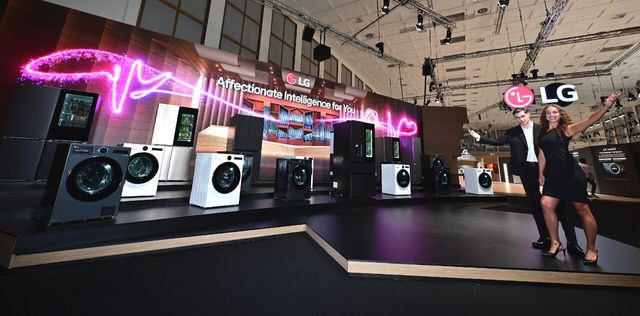 LG전자가 현지시간 5일부터 독일 베를린에서 열리는 유럽 최대 가전 전시회 ‘IFA 2025’에 참가한다. LG전자는 전시관 입구에 AI홈 허브 ‘씽큐 온’의 지휘 아래 다양한 가전들이 서로 연결되며 고객의 일상을 업그레이드 하는&nbsp;'LG AI홈'을 형상화한 'LG AI 가전의 오케스트라' 연출 공간을 마련했다. LG전자 제공 [뉴스락]