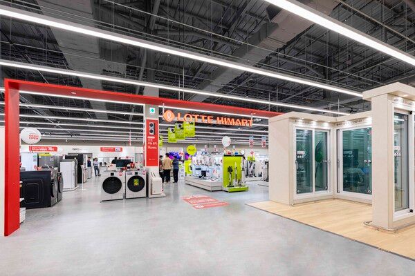 KCC글라스 홈씨씨 수원점에 입점한 롯데하이마트 매장 전경. 사진=KCC글라스 [뉴스락]