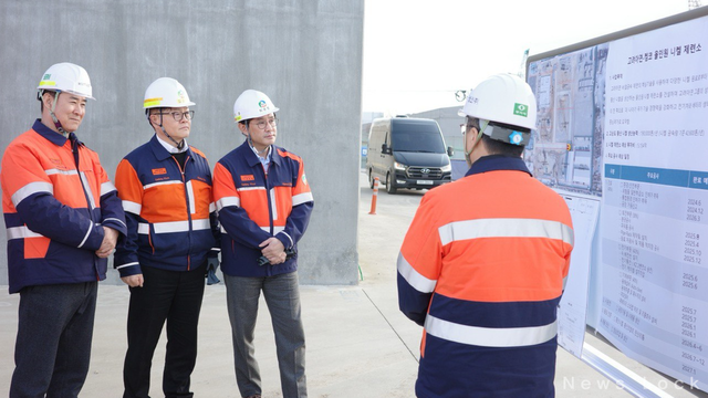 고려아연 최윤범 회장(왼쪽에서 세번째)이 올인원니켈제련소 건설현장을 방문하여 진척상황을 확인하고 임직원들을 격려하고 있다. 고려아연 [뉴스락]