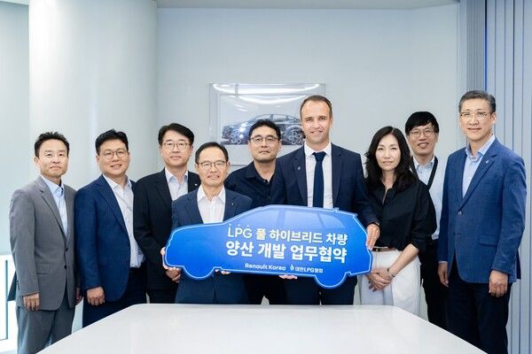 르노코리아-대한LPG협회 'LPDi 하이브리드 자동차 양산 개발을 위한 업무협약' 체결식. (사진 왼쪽부터) 이득원 대한LPG협회 전무, 변정웅 SK가스 사업지원실장, 전진만 E1 대외협력실장, 이호중 대한LPG협회장, 강신길 르노코리아 아키텍쳐&플렛폼개발 디렉터, 니콜라 파리 르노코리아 사장, 상희정 르노코리아 경영전략본부장, 주현석 르노코리아 파워트레인개발 담당, 최성규 르노코리아 연구소장.