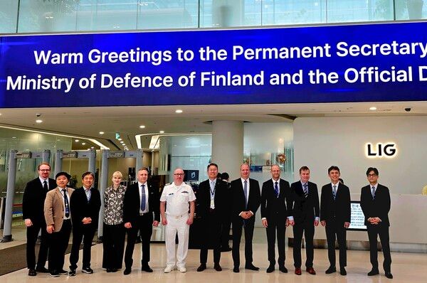 지난 8일 LIG넥스원 판교하우스에서 박종성 LIG넥스원 미래전략부문장(오른쪽 두번째)을 비롯해 풀키넨 필란드 국방부 차관 (오른쪽 세 번째), 유리 예르비아호 주한 핀란드대사(오른쪽 네 번째) 등 주요 관계자들이 행사 후 기념촬영을 하고 있다. 사진=LIG넥스원 [뉴스락]