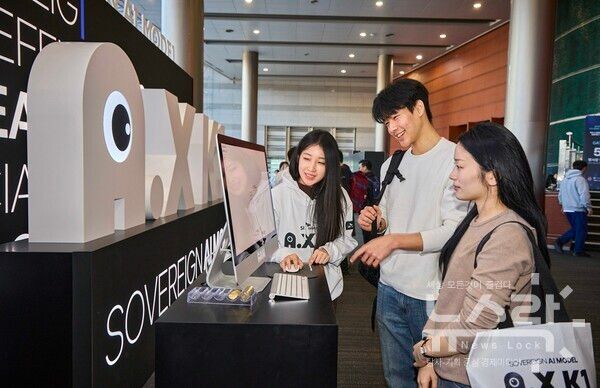 코엑스에 마련된 SK텔레콤 정예팀 체험공간을 찾은 방문자가 A.X K1 모델을 사용하고 있다. 사진=SK텔레콤 [뉴스락]