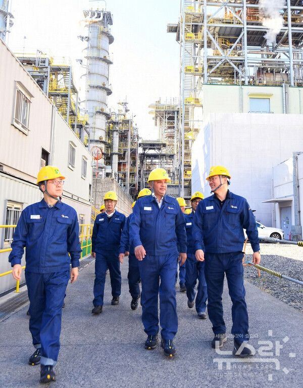 안와르 알 히즈아지 S-OIL CEO가 현장 임직원 격려차 온산공장에 방문했다. 사진=S-OIL [뉴스락]
