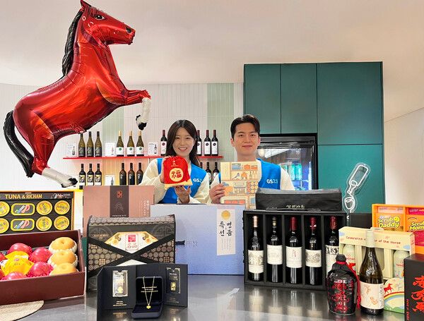 GS25에서 모델이 설 선물세트 앞에서 포즈를 취하고 있다. GS25 제공 [뉴스락]