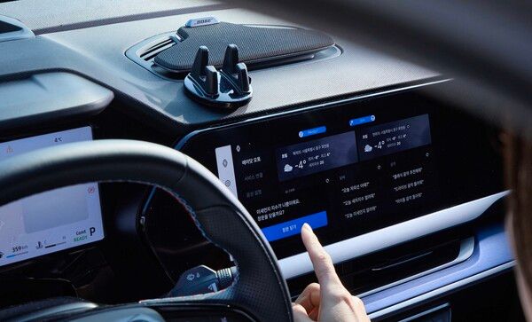 '에이닷 오토'가 미세먼지 지수가 나쁜 상황에서 창문을 닫자고 제안하는 모습. SKT 제공 [뉴스락]