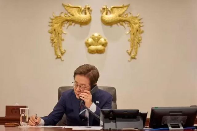 이재명 대통령이 11일 서울 용산구 대통령실 청사 집무실에서 페트르 피알라 체코 총리와 전화 통화를 하고 있다. 대통령실 제공 [뉴스락]