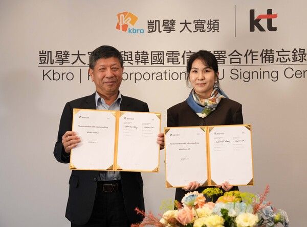 (왼쪽부터) KBRO&nbsp;스티브&nbsp;H.S&nbsp;왕 회장, KT&nbsp;미디어부문장 김채희 전무가 대만 현지 빅토리아 호텔에서 스마트 홈 서비스 및&nbsp;AI&nbsp;기반 디지털 미디어 공동 개발을 위한 전략적 업무협약(MOU)을 체결하고 기념사진을 촬영하고 있다. KT 제공 [뉴스락]