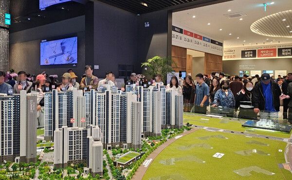 호반건설 '김포풍무 호반써밋' 견본주택 방문객 관람 모습. 사진 호반그룹 [뉴스락]