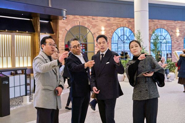 16일 정용진 신세계그룹 회장이 스타필드 빌리지 운정 4층에서 개장을 앞둔 아트 체험 놀이 공간 ‘크레욜라 익스피리언스’에 대해 관계자(왼쪽 첫 번째)로부터 설명을 듣고 있다. 신세계그룹 제공 [뉴스락]