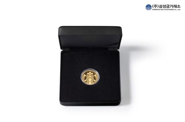 호반그룹의 삼성금거래소가 스타벅스 코리아와 협업해 제작한 새해 맞이 이벤트 경품 ‘골드 코인’. 사진 호반그룹 [뉴스락]