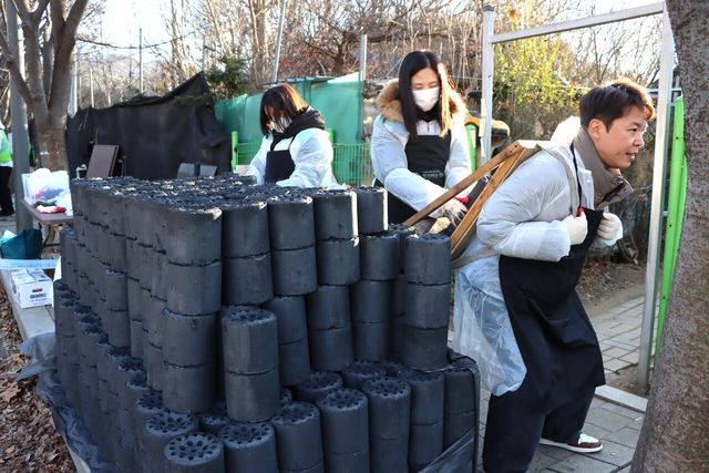 iM라이프 임직원들이 ‘따뜻한 겨울만들기’ 행사에서 연탄을 직접 나르고 있다. iM라이프 제공 [뉴스락]