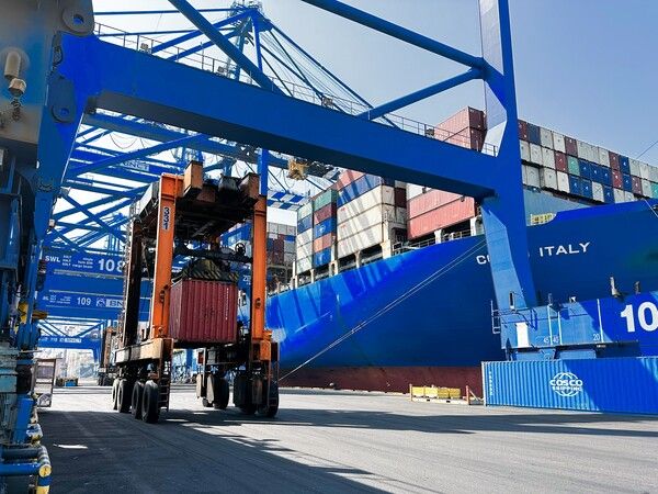 LG유플러스는 부산신항 5부두 운영사인 비앤씨티(BNCT), 해운·항만 IT 전문기업 싸이버로지텍과 협력해 부산신항 5부두에 '초정밀측위(RTK) 기반 AI 안전관제시스템'을 구축한다. 사진 LG유플러스 [뉴스락]