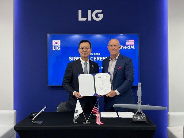 LIG넥스원은 지난 21일(현지시간) 아랍에미리트(UAE) 아부다비에서 열린 무인·자율 시스템 전시회 ‘UMEX 2026(Unmanned Systems Exhibition and Conference)’에서 쉴드 AI와 계약 기념행사를 가졌다. 사진 LIG넥스원 [뉴스락]