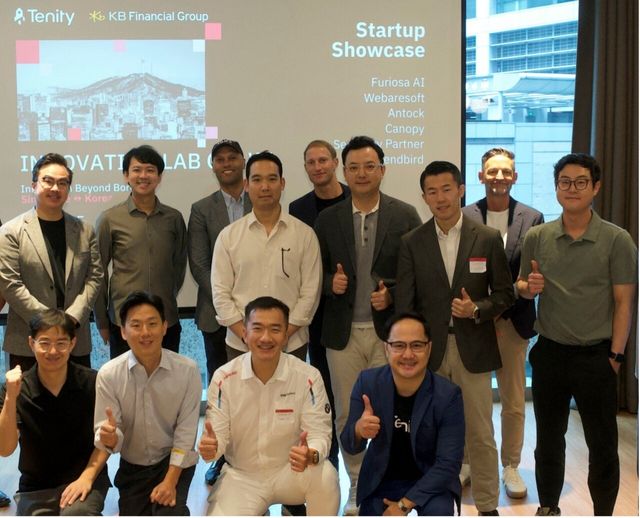 싱가포르 현지에서 진행된 'KB Demo Day' 행사에서 ‘KB스타터스 싱가포르’ 선발 기업과 글로벌 VC, AC, 유관기관의 관계자들이 기념촬영을 하고 있다. KB국민은행 제공 [뉴스락]