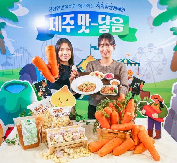 현대그린푸드 직원들이 제주산 당근과 남도종 마늘을 활용해 만든 이색 급식 메뉴인 '당근명란오일파스타'와 '마늘소스 허브닭구이'를 소개하고 있는 모습. 현대그린푸드 제공 [뉴스락]