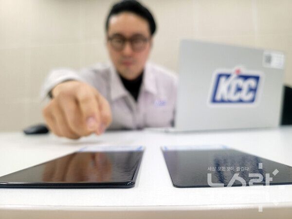 KCC가 개발한 후(厚)도막 분체도료 적용 샘플(왼쪽)과 기존 분체도료 1회 도장 샘플(오른쪽). 사진=KCC [뉴스락]