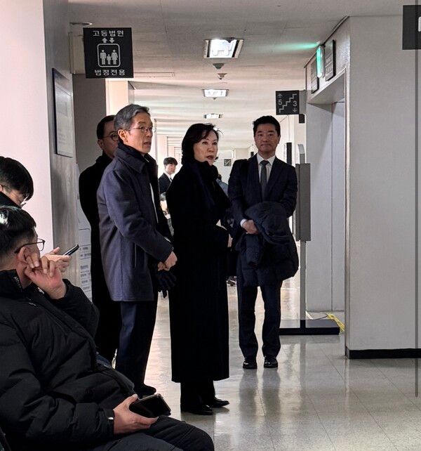 (좌측부터) 홍진석 전 상무, 이운경 전 고문, 홍범석 전 상무보. [뉴스락]