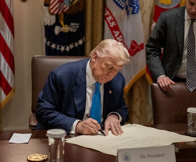 백악관은 30일(현지시간) 트럼프 대통령이 한미 무역합의 문서에 서명하는 사진을 게시했다. 백안관 인스타그랩 캡쳐. [뉴스락]