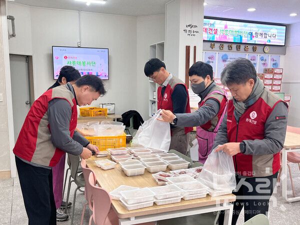 롯데건설 샤롯데 봉사단이 어르신 대상 ‘함께나눔데이’ 봉사활동에 참여하고 있다. 사진=롯데건설 [뉴스락]