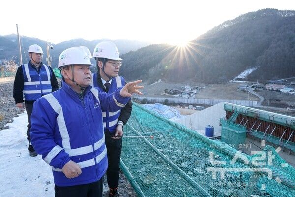 지난 29일, 윤석대 한국수자원공사 사장(사진 앞줄)이 경북 봉화댐 좌안에서 건설 현장을 점검하고 있다. 이날 윤석대 사장은 혹한기 위험공정 전반에 대한 안전관리 실태를 집중적으로 살폈다. 특히, 장시간 옥외작업이 불가피한 겨울철 여건을 고려해 안전 5대 수칙이 현장에서 제대로 지켜지고 있는지를 확인하고 작업중지권을 현장 문화로 안착시킬 것을 당부했다. 사진=한국수자원공사 [뉴스락]