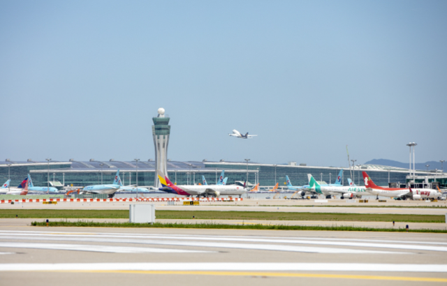 인천공항 제2여객터미널 인근 계류장에서 항공기들이 이동 중인 모습. 인천국제공항공사 제공 [뉴스락]