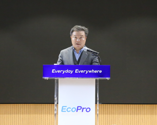 2일 청주 본사에서 개최한 에코프로 그룹 시무식에서 이동채 에코프로 창업주가 신년사를 발표하고 있다. 사진 에코프로 [뉴스락]