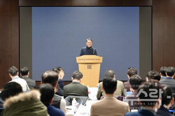 2026 사업계획 워크샵에서 계열사 사업계획 경청하는 KG그룹 임직원들. 사진=KG그룹 [뉴스락]